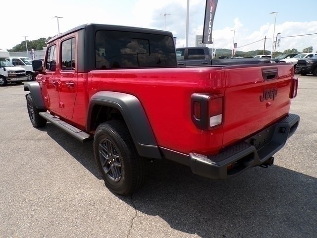 Used 2025 Jeep Gladiator Sport AWD/4WD image 3