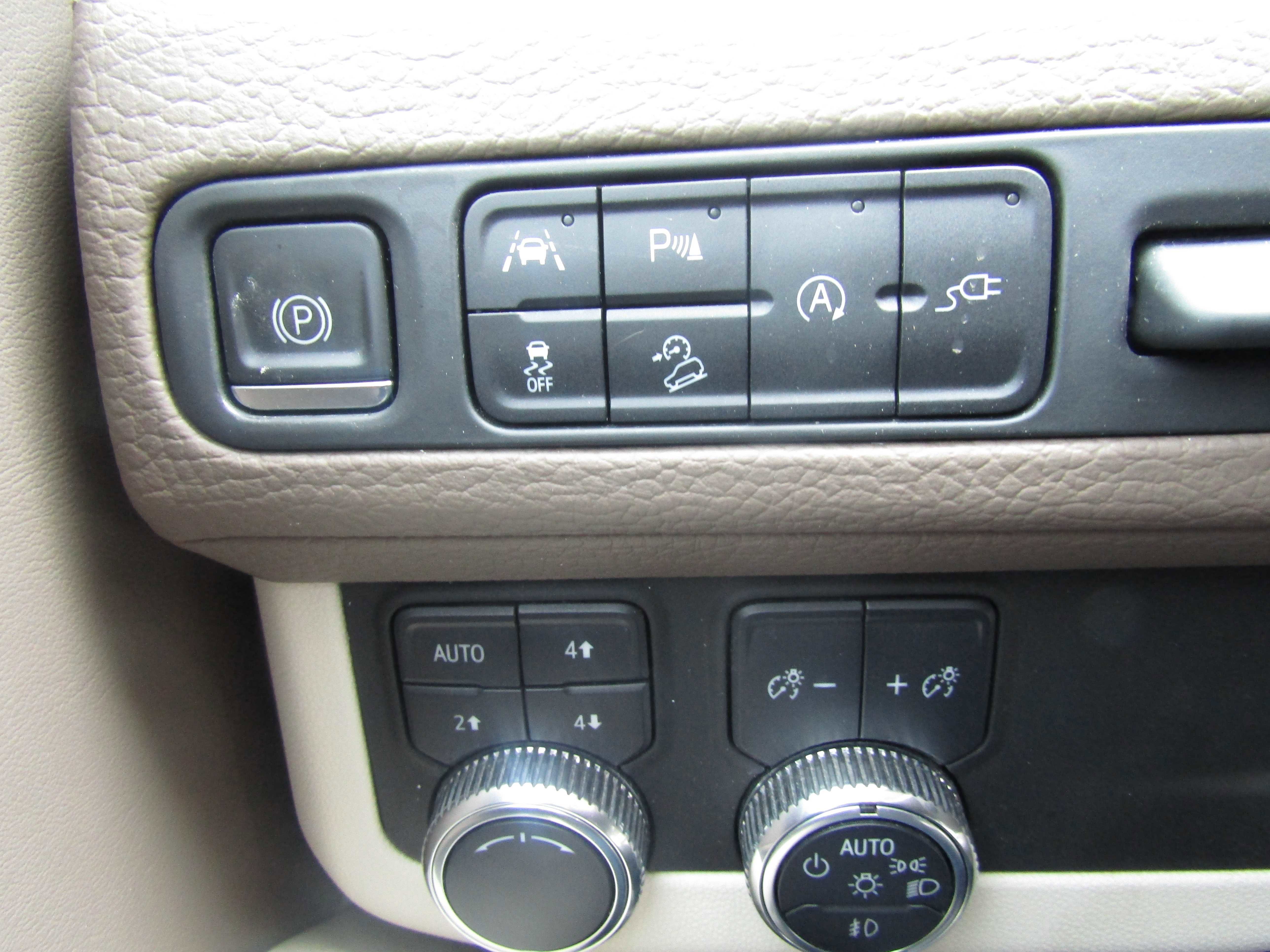 Used 2021 GMC Yukon XL Denali w/ Denali Premium Package image 10