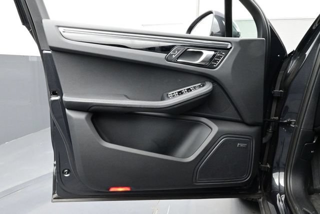 Certified 2025 Porsche Macan AWD/4WD image 7