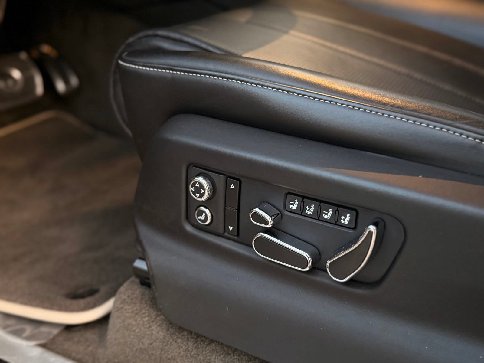 Used 2019 Bentley Bentayga AWD/4WD image 19