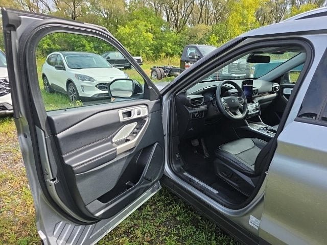 Used 2023 Ford Explorer Limited w/ Limited Technology Package AWD/4WD image 10