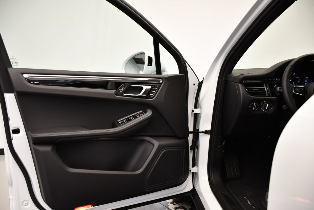 Certified 2026 Porsche Macan AWD/4WD image 35