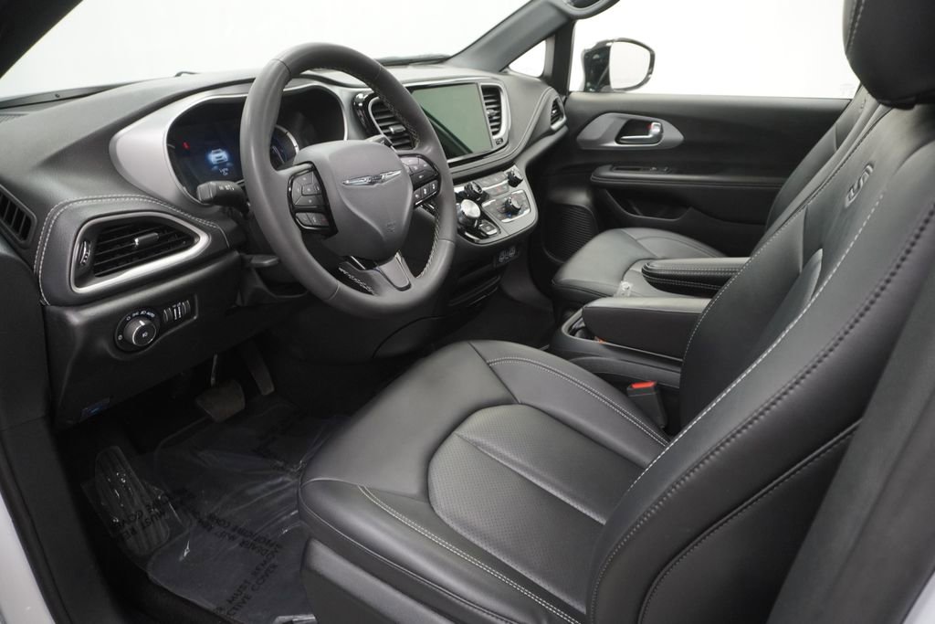 Certified 2024 Chrysler Pacifica Limited FWD image 18