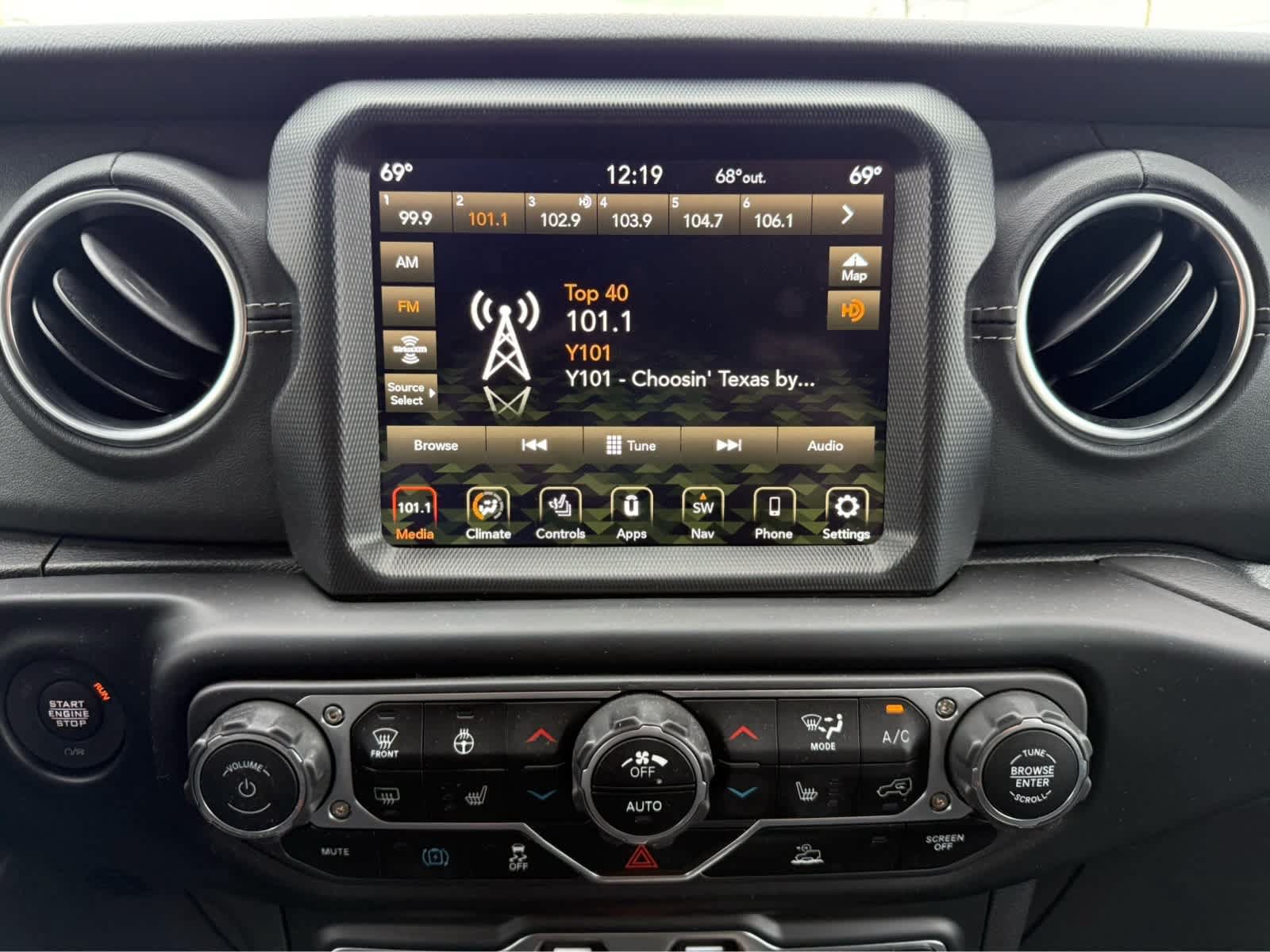 Used 2023 Jeep Wrangler Unlimited Sahara w/ Cold Weather Group AWD/4WD image 21