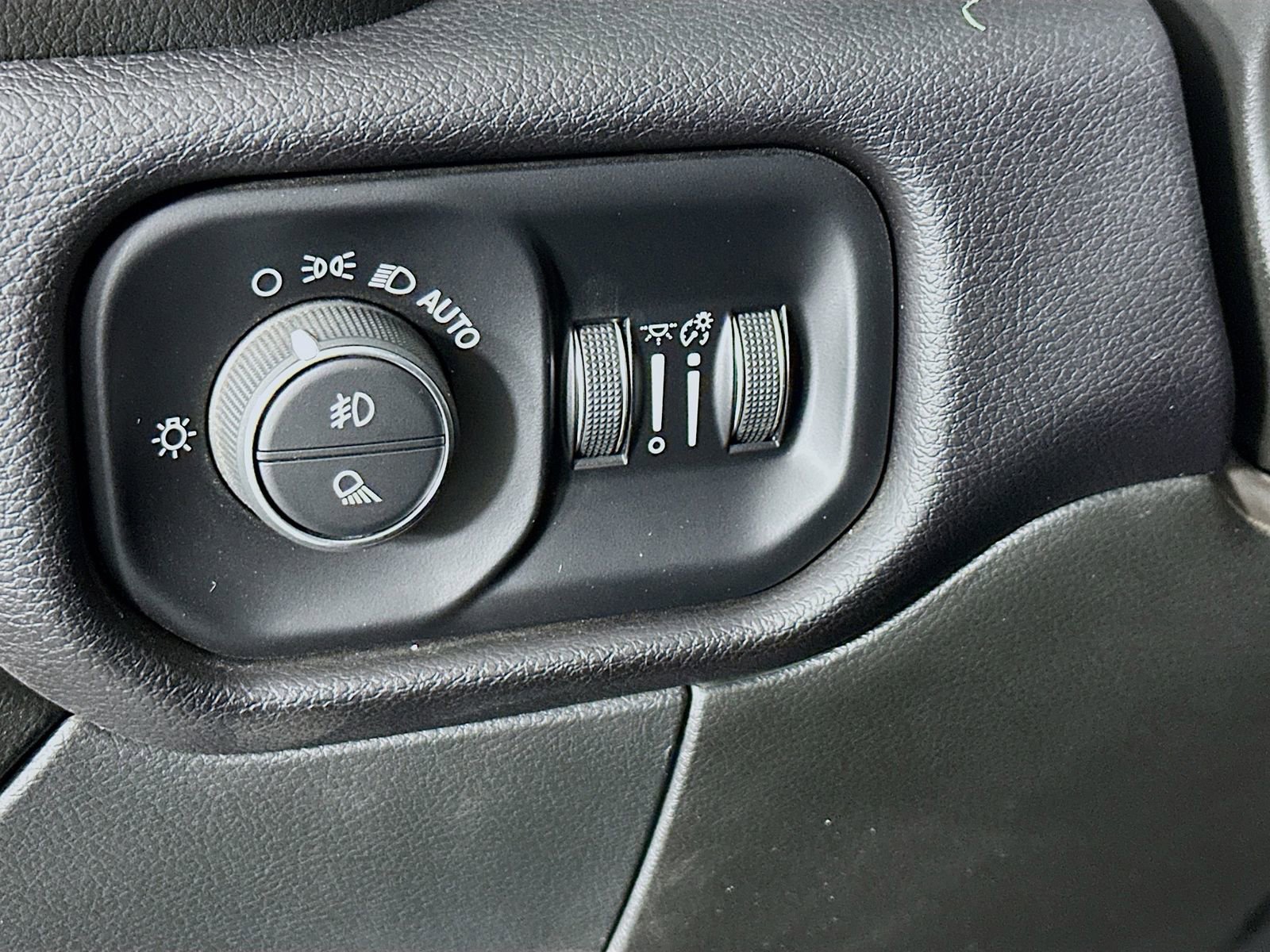 Used 2024 RAM 2500 Laramie AWD/4WD image 10