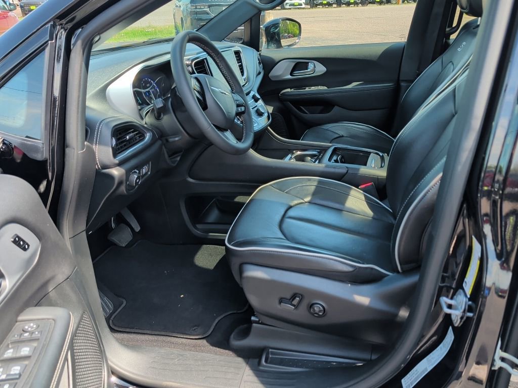 Used 2025 Chrysler Pacifica Limited FWD image 35