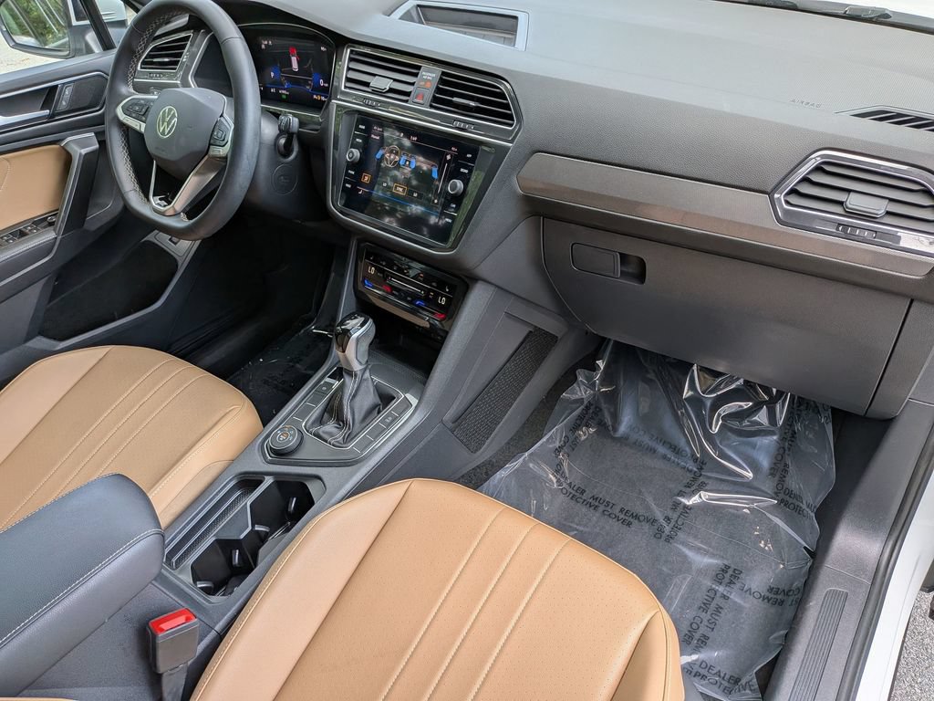 Used 2024 Volkswagen Tiguan SE AWD/4WD image 35