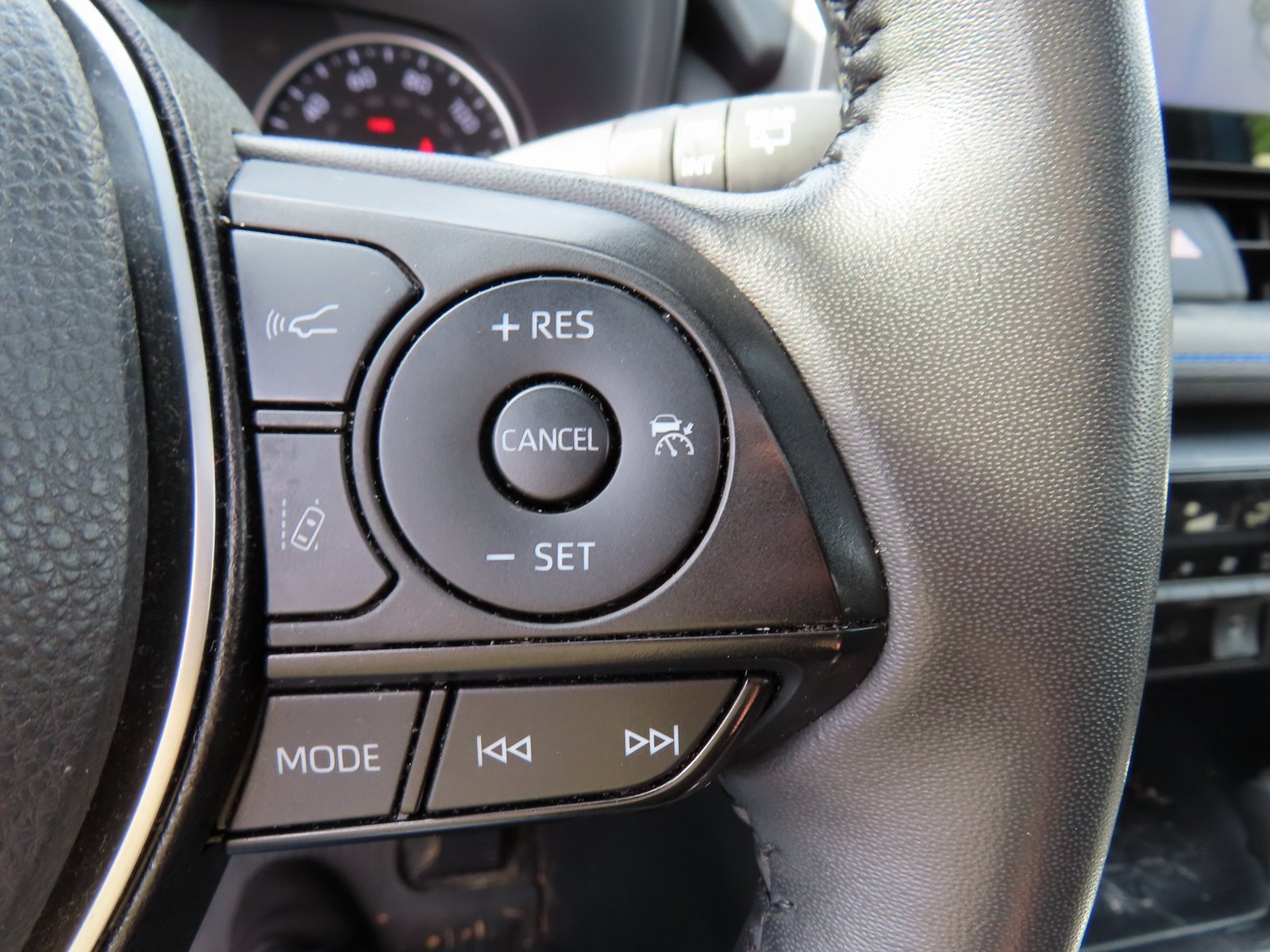 Used 2022 Toyota RAV4 SE w/ Convenience Package image 18