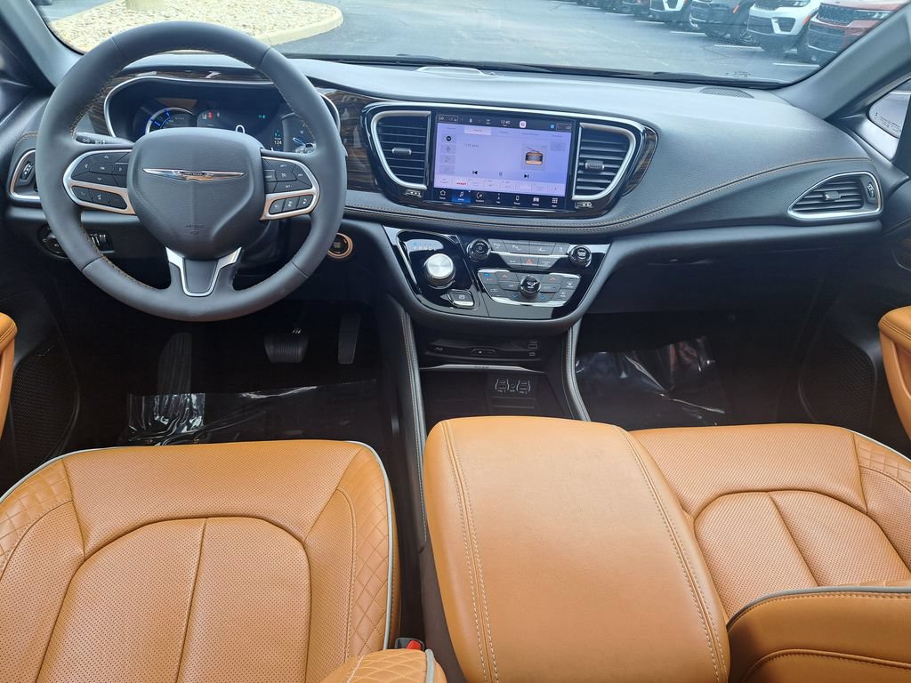 Used 2023 Chrysler Pacifica Pinnacle FWD image 11