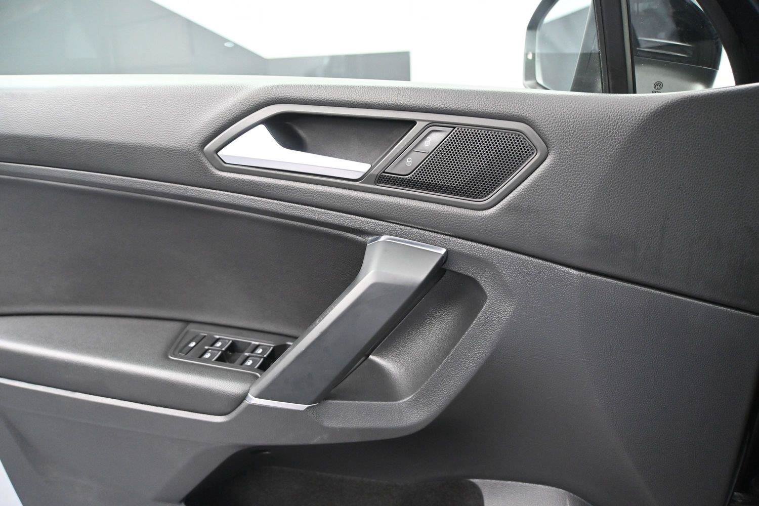Used 2020 Volkswagen Tiguan SE R-Line AWD/4WD image 6