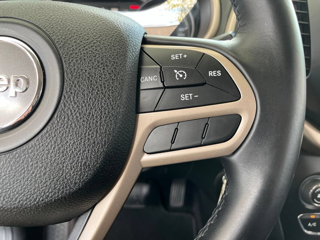 Used 2017 Jeep Cherokee Latitude w/ Safety/Convenience Group AWD/4WD image 22