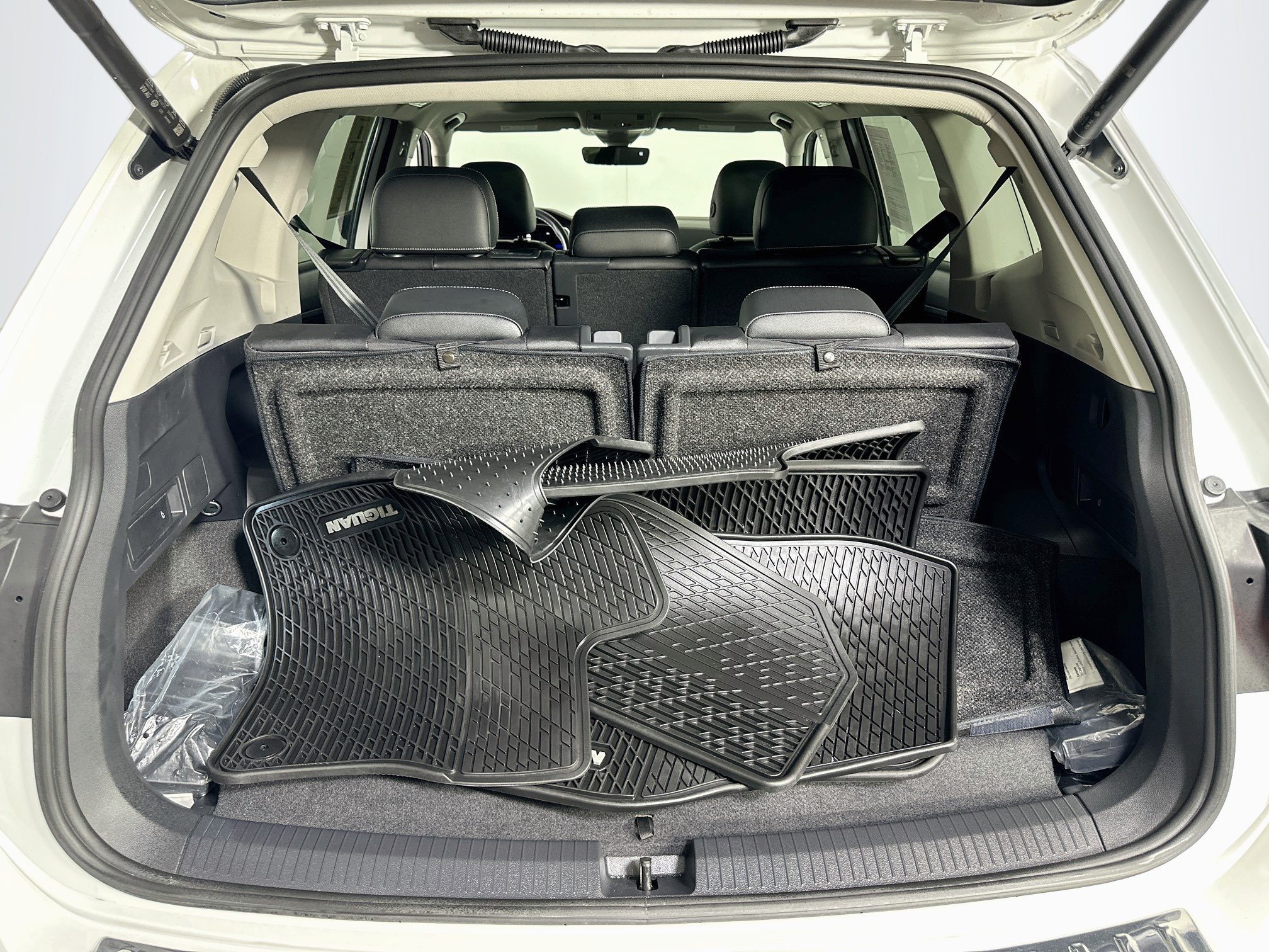 Used 2024 Volkswagen Tiguan SE w/ Panoramic Sunroof Package FWD image 29