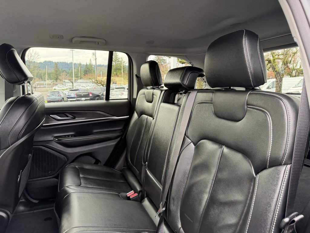 Used 2023 Jeep Grand Cherokee Limited image 30