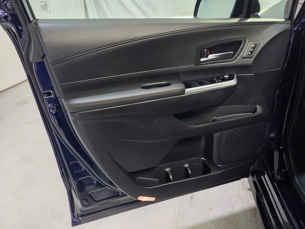 Used 2025 Toyota Sienna Platinum AWD/4WD image 28