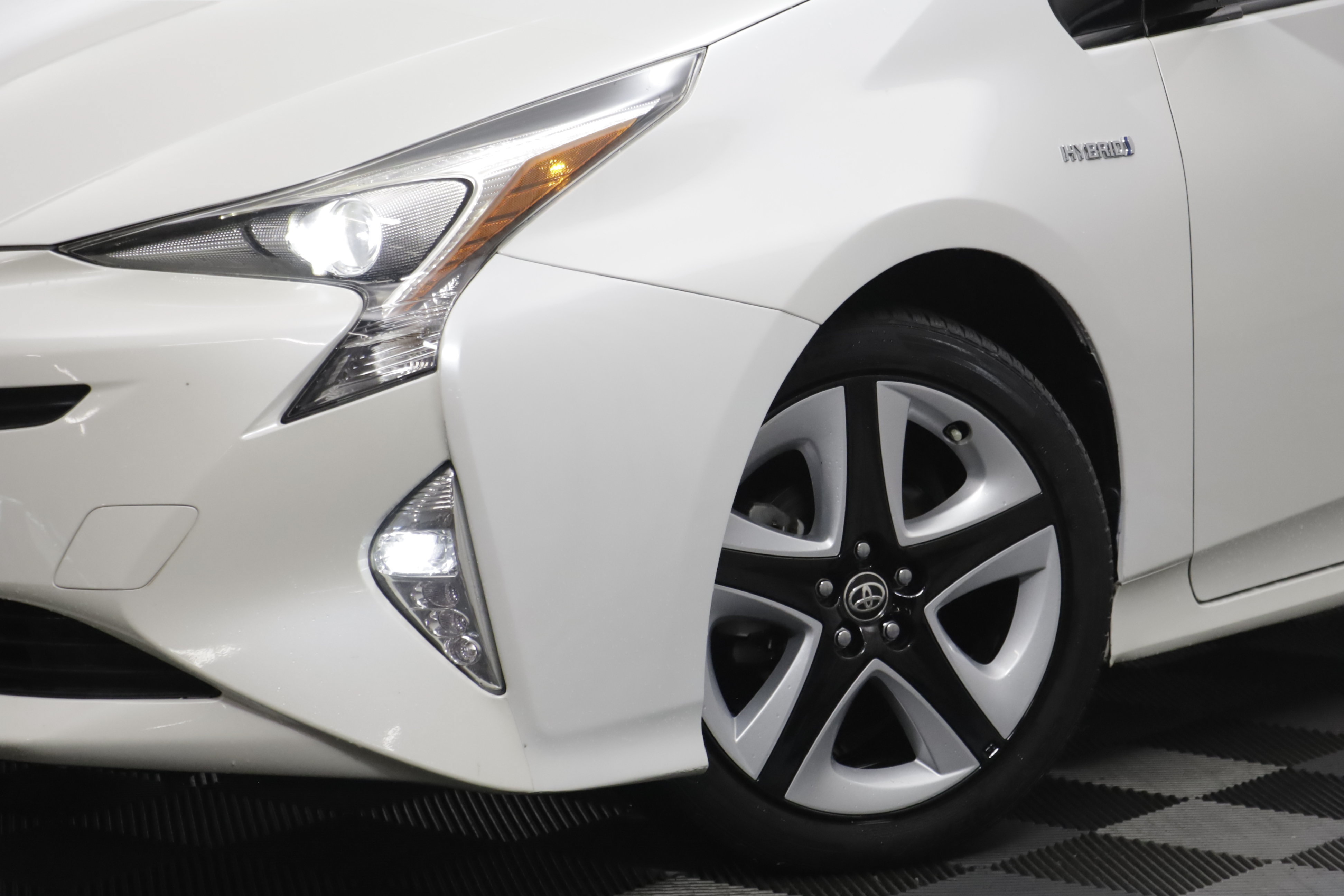 Used 2017 Toyota Prius Three Touring w/ Carpet Mat Package FWD image 3