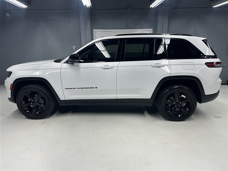 Used 2022 Jeep Grand Cherokee Altitude AWD/4WD image 6