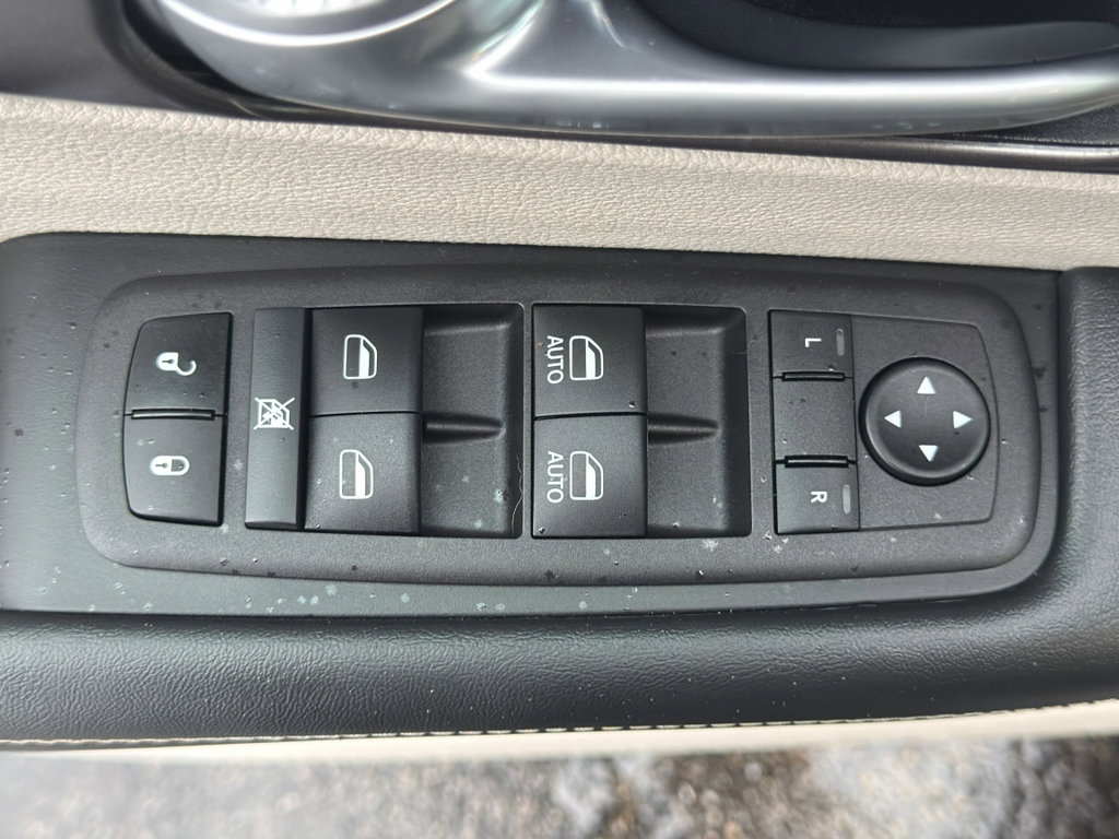 Used 2024 Chrysler Pacifica Touring-L image 12