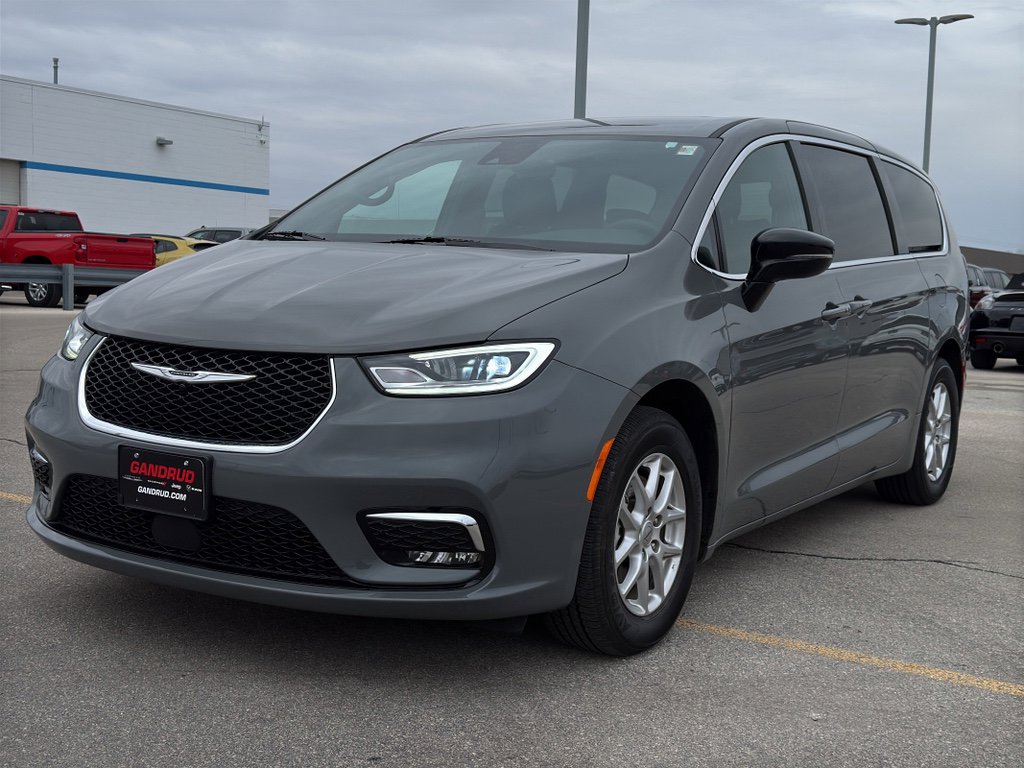 Used 2025 Chrysler Pacifica Select image 2