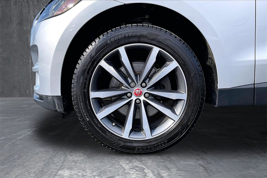 Used 2017 Jaguar F-PACE Prestige image 34