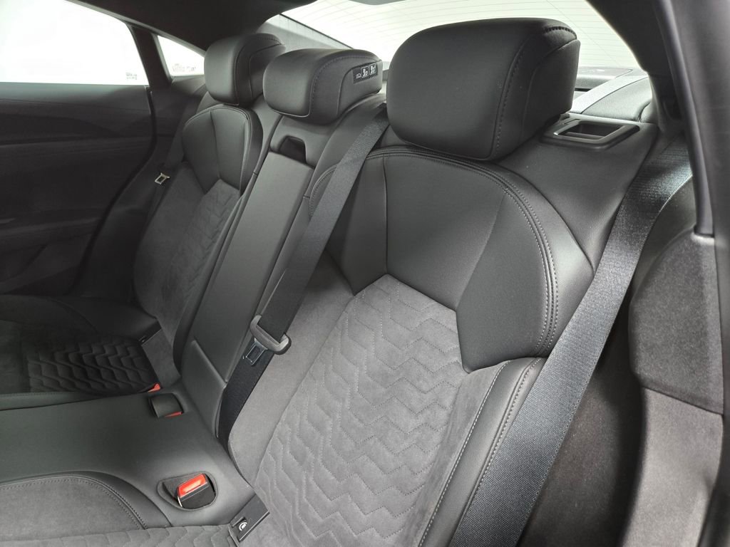 Used 2022 Audi e-tron GT Premium Plus image 32