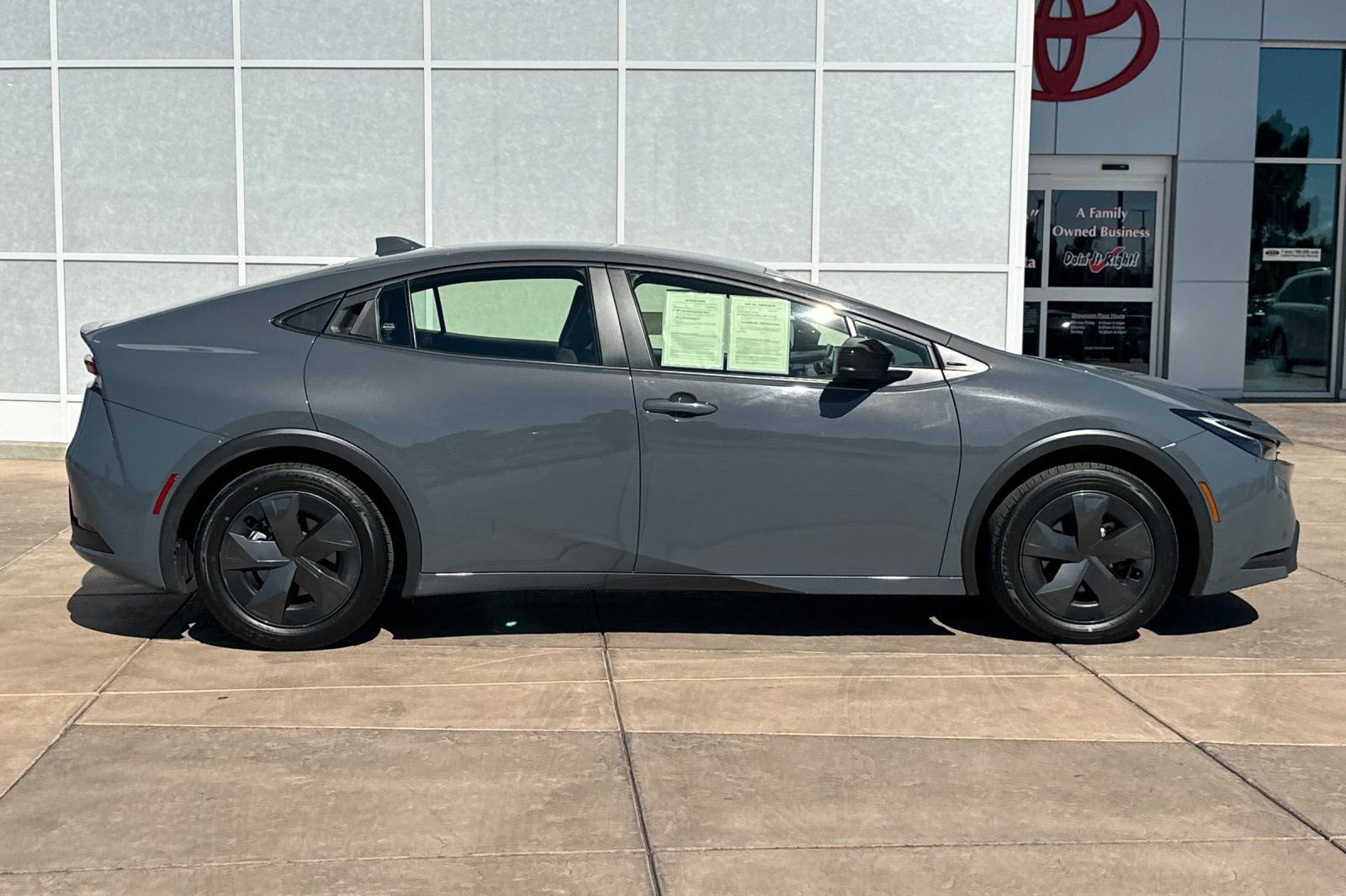 Used 2024 Toyota Prius LE video 3