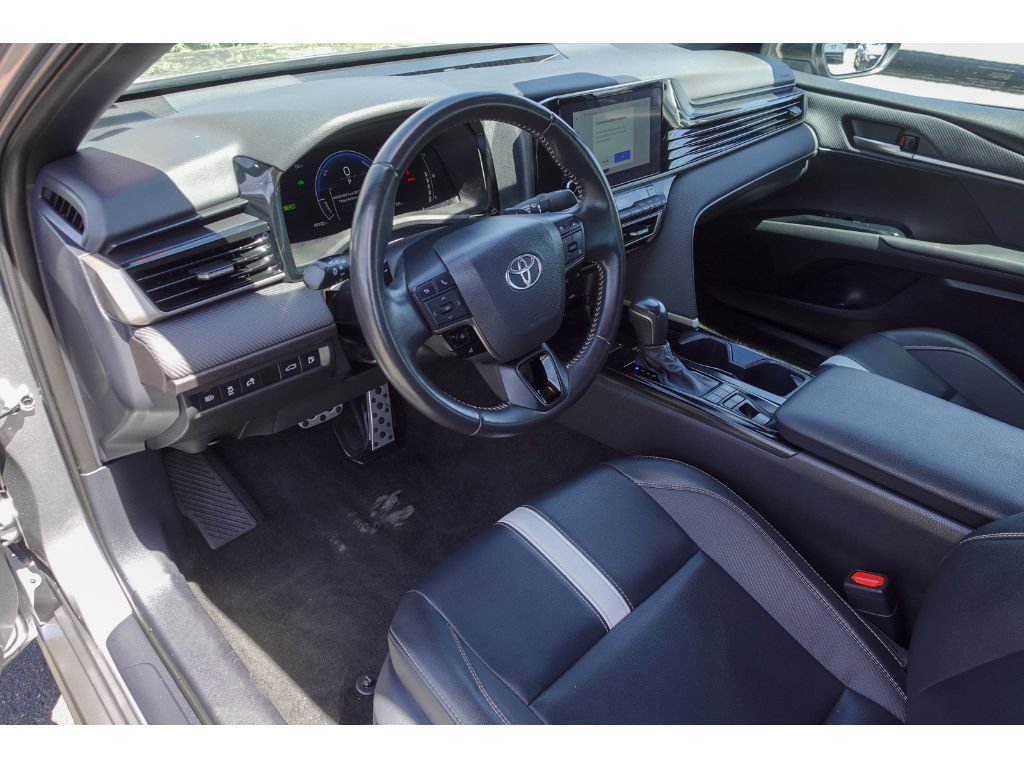 Used 2025 Toyota Camry SE FWD image 9
