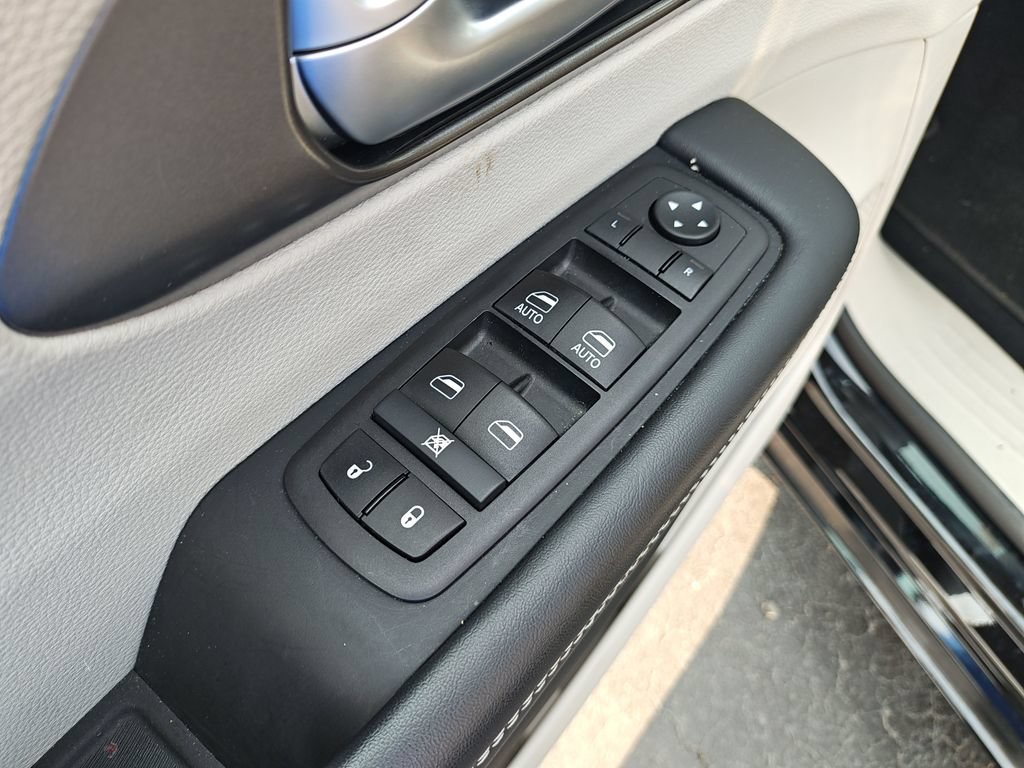 Used 2024 Chrysler Pacifica Touring-L FWD image 11
