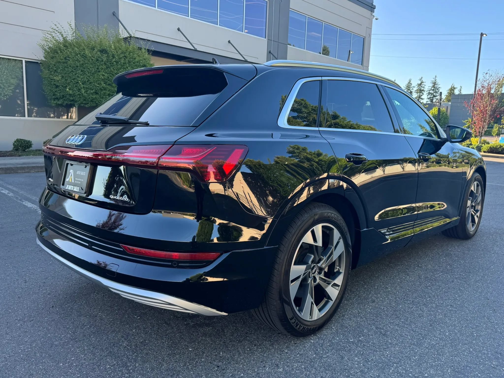 Used 2022 Audi e-tron Premium AWD/4WD image 10