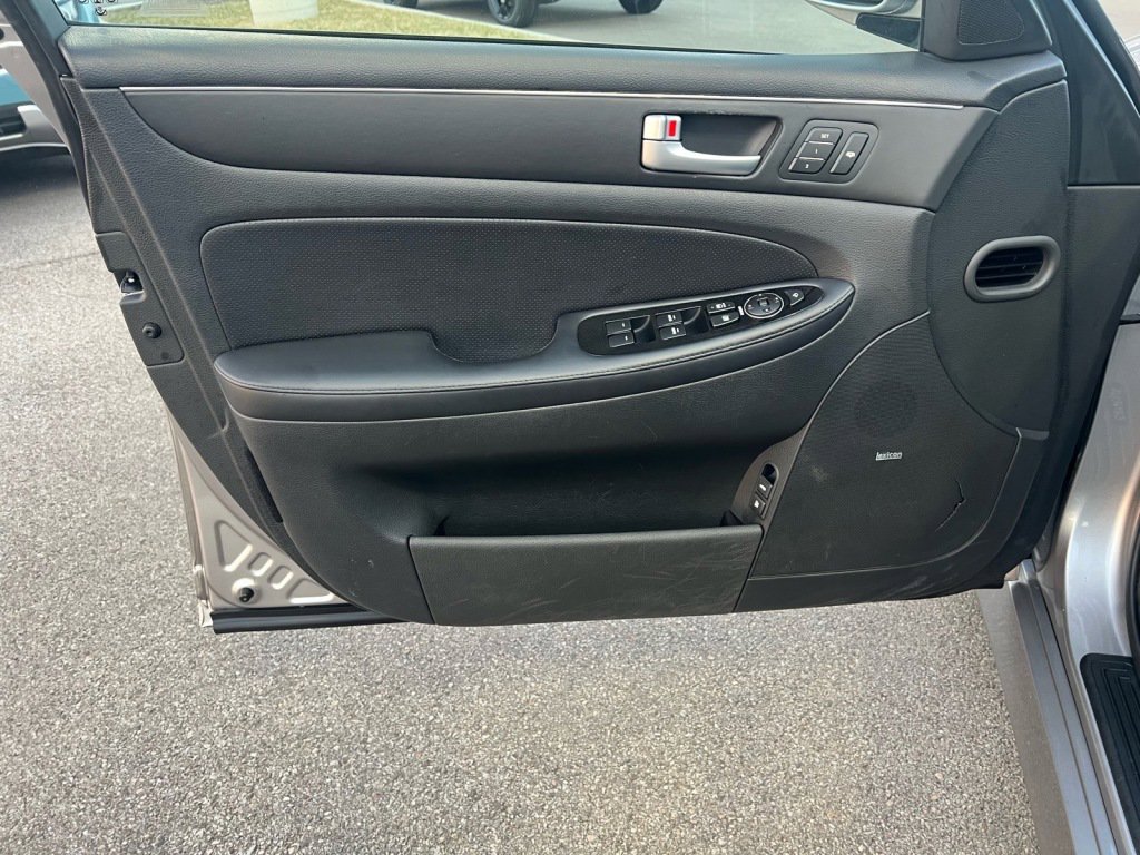 Used 2012 Hyundai Genesis 4.6 image 9