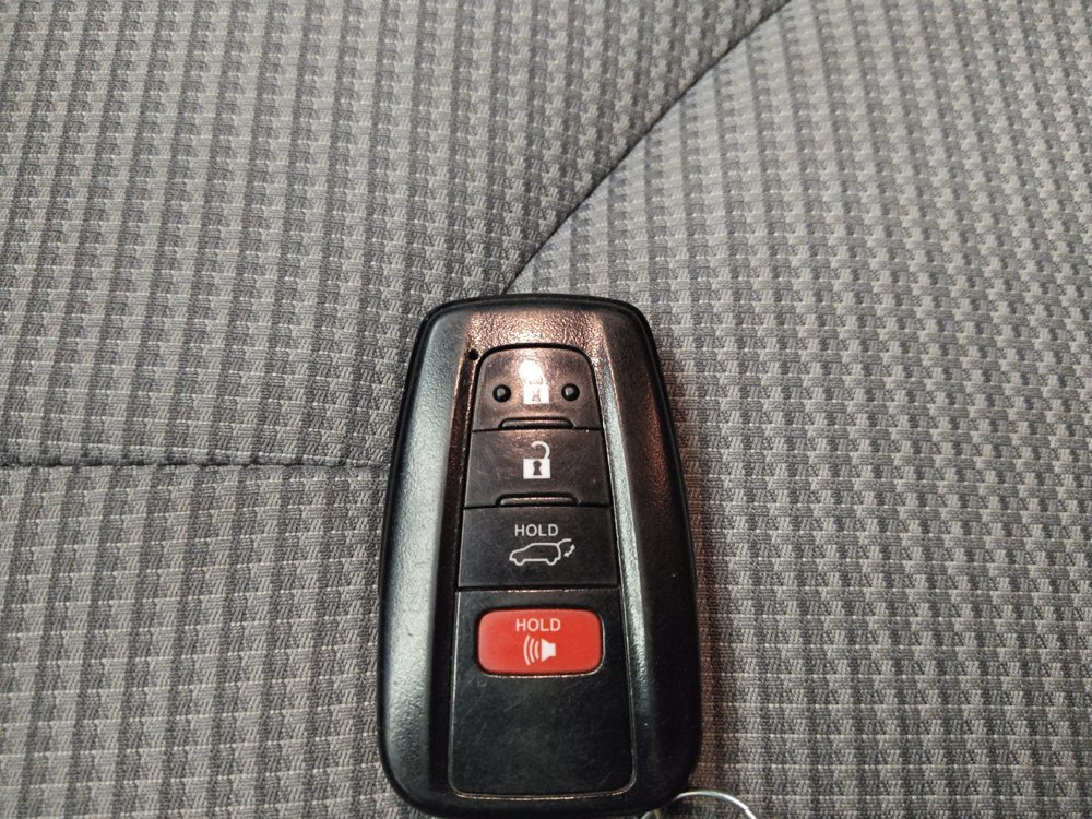 Used 2021 Toyota Highlander LE FWD image 32
