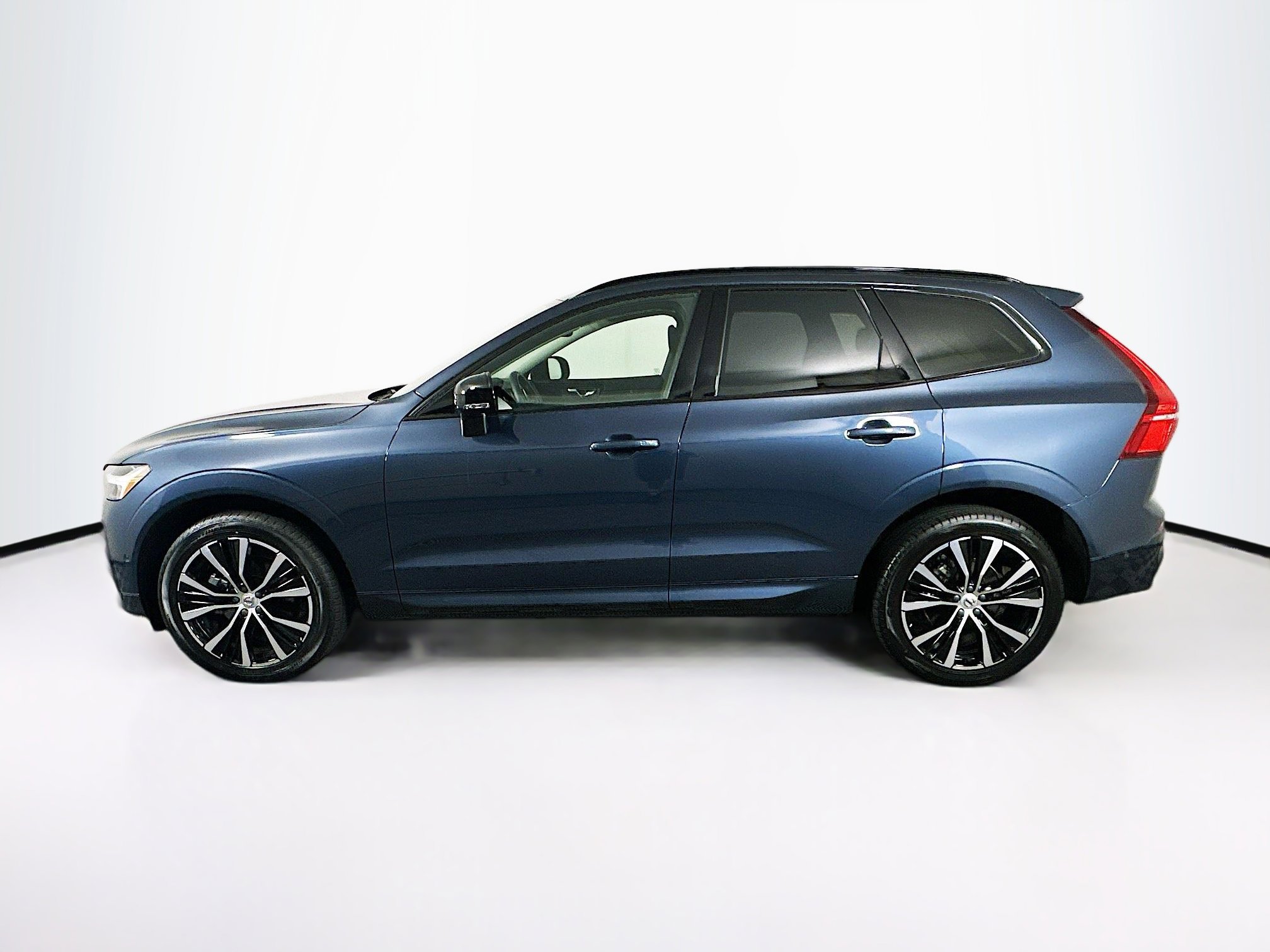 Used 2025 Volvo XC60 B5 Plus image 4