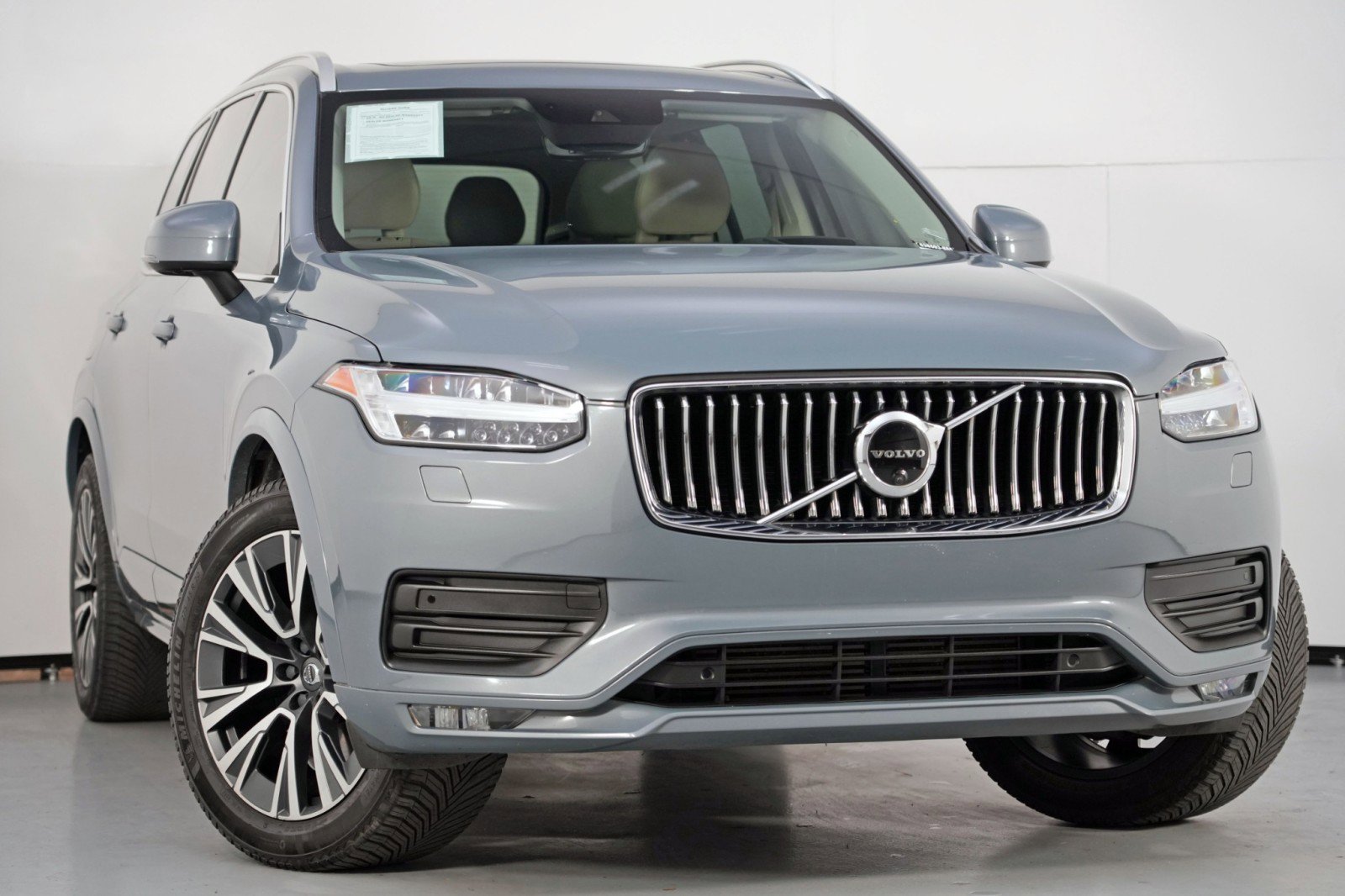 Used 2020 Volvo XC90 T6 Momentum image 2