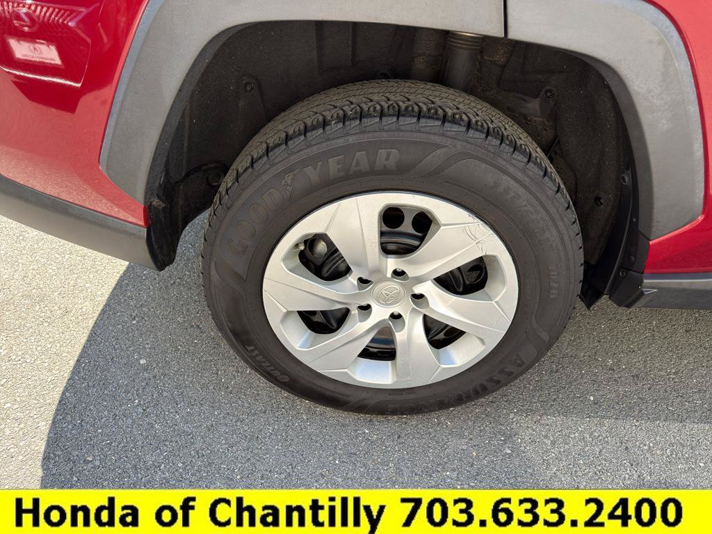Used 2021 Toyota RAV4 LE AWD/4WD image 28