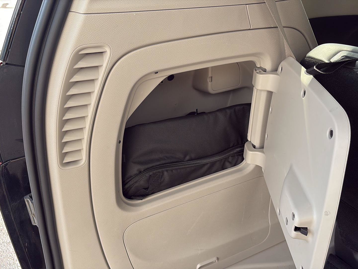 Used 2024 Chrysler Pacifica Limited FWD image 34