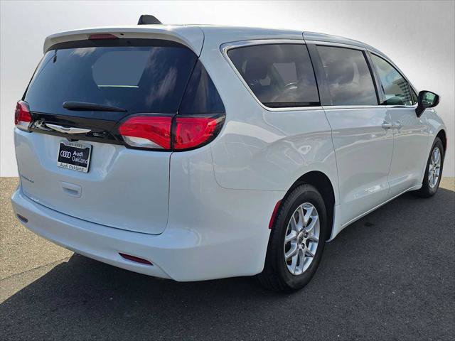 Used 2023 Chrysler Voyager LX FWD image 3