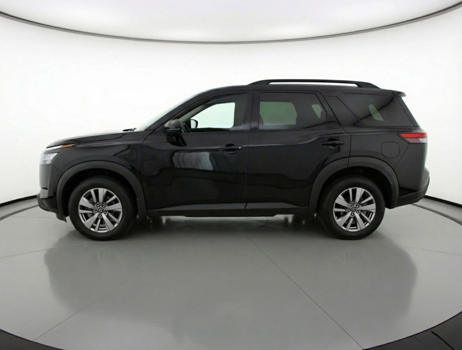 Used 2025 Nissan Pathfinder SV image 5