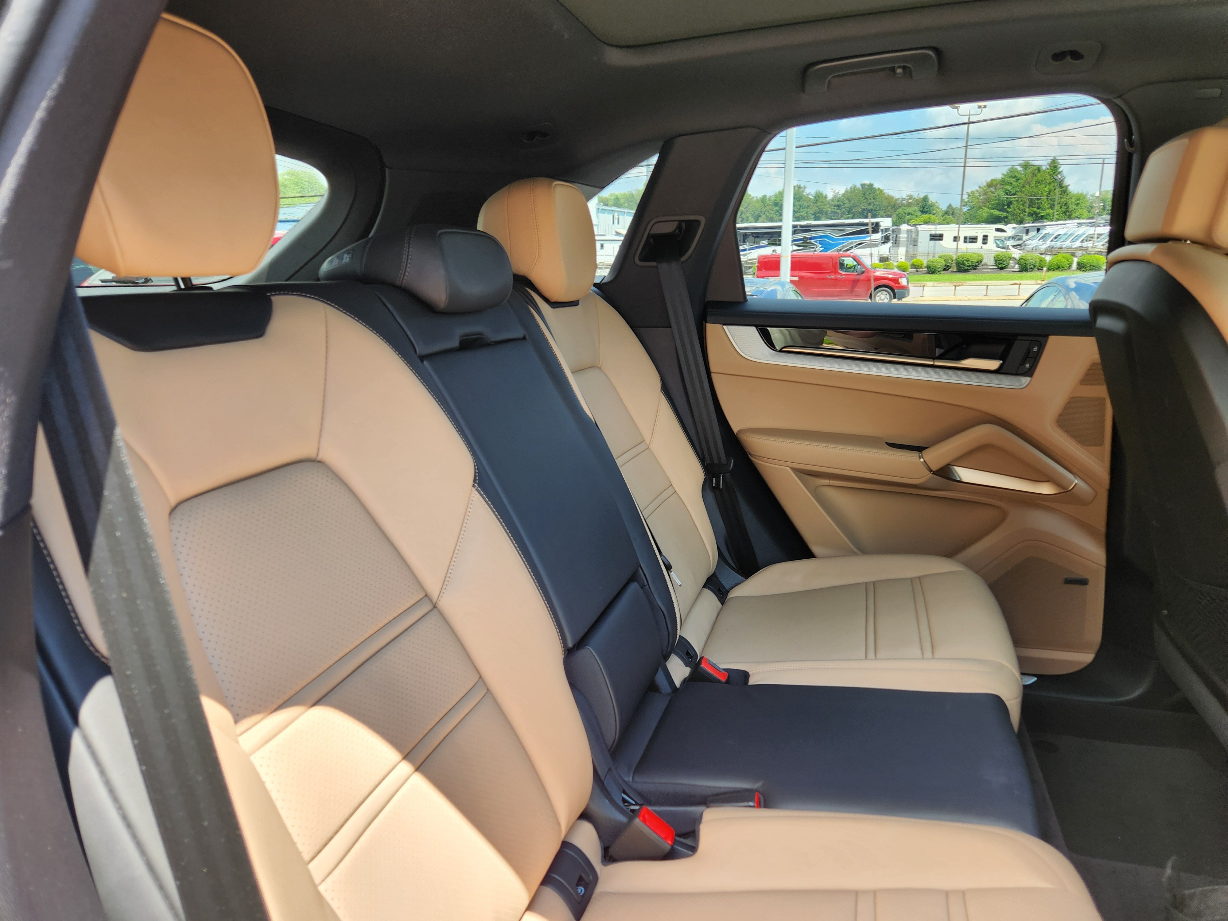 Used 2025 Porsche Cayenne AWD/4WD image 15