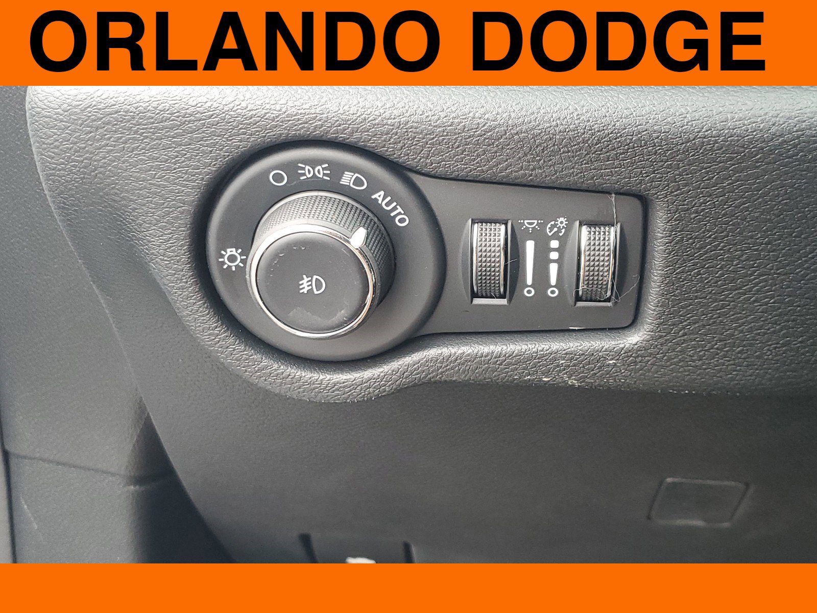 New 2024 Chrysler Pacifica Touring-L w/ Uconnect Theater Family Group image 24