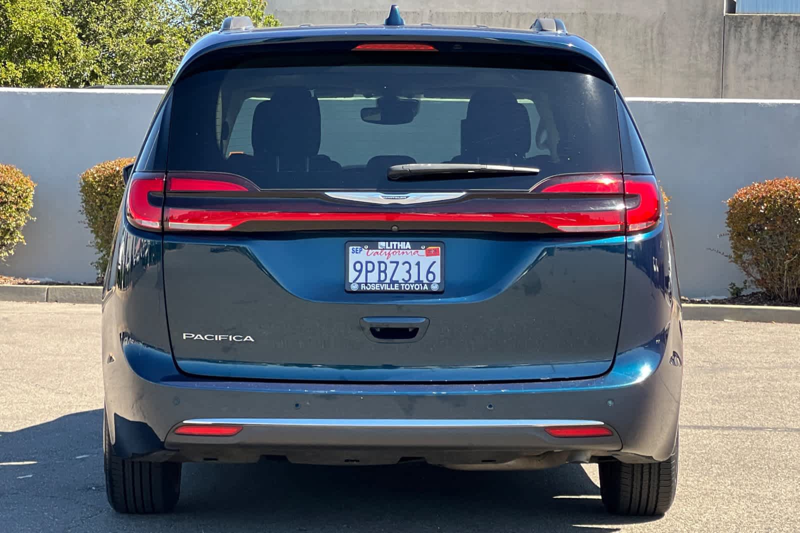 Used 2021 Chrysler Pacifica Touring w/ Uconnect Theater Family Group FWD image 8