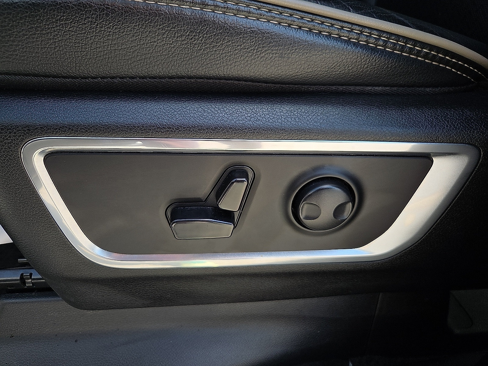 Used 2024 RAM 1500 Laramie AWD/4WD image 15