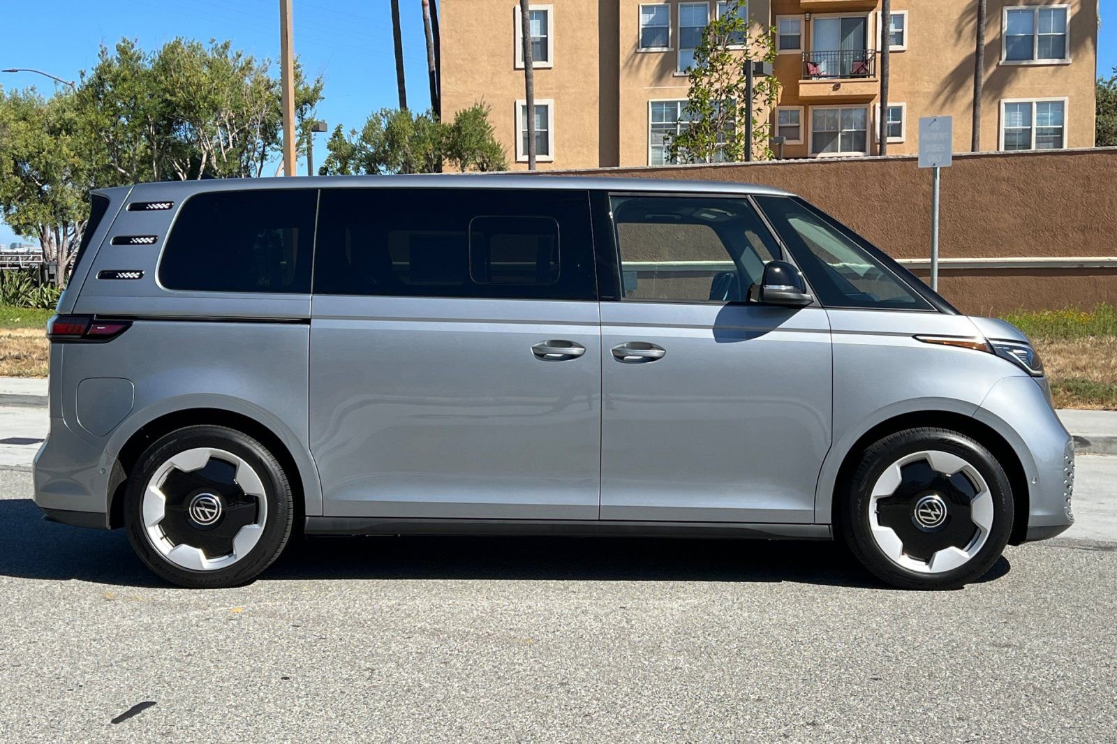 New 2025 Volkswagen ID. Buzz Pro S RWD image 3