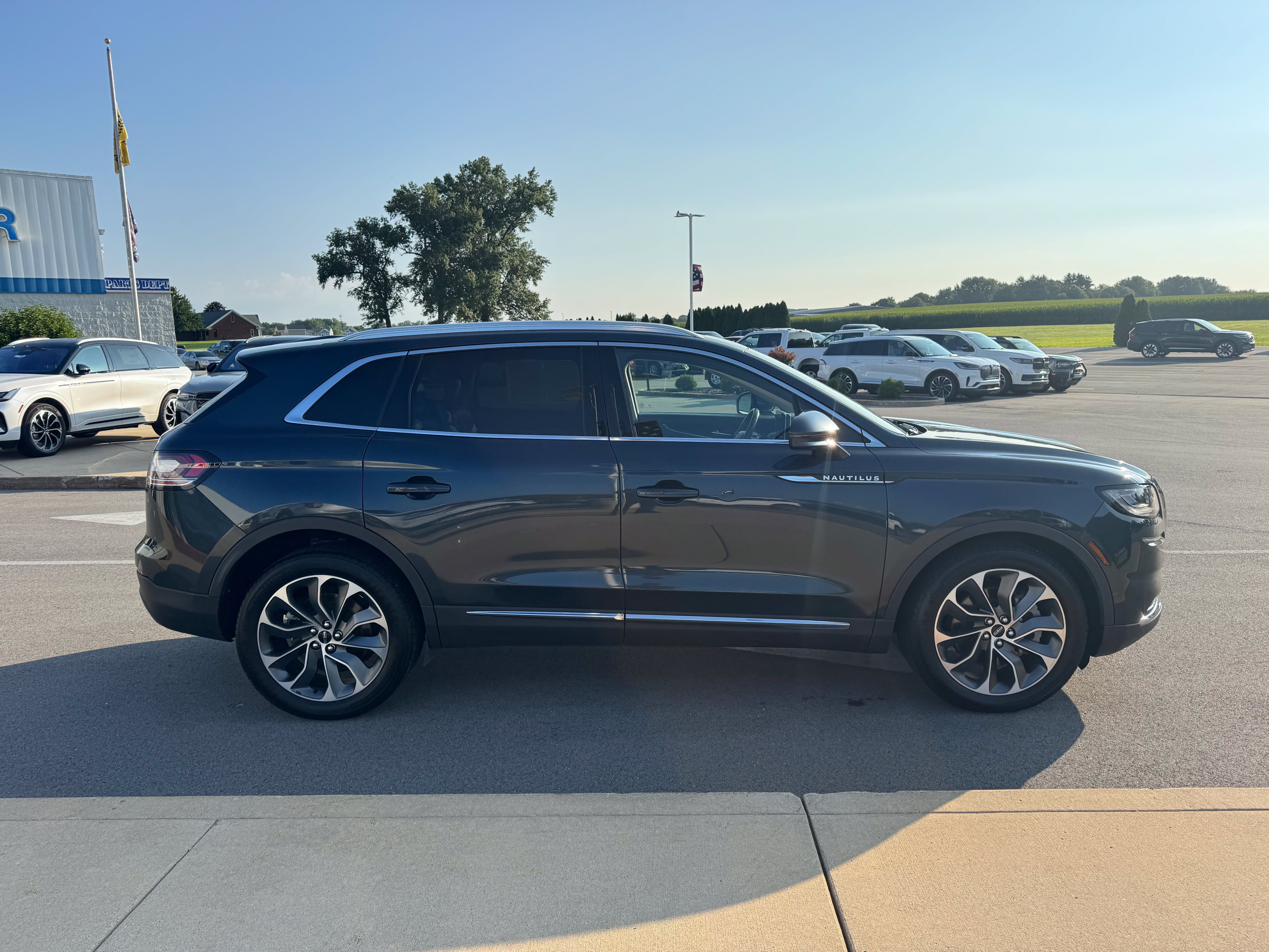 Used 2022 Lincoln Nautilus Reserve w/ Luxury Package AWD/4WD image 8