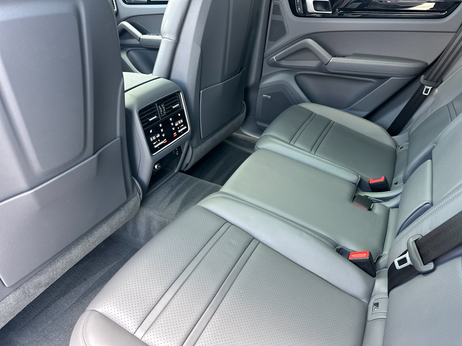 Certified 2022 Porsche Cayenne S AWD/4WD image 21