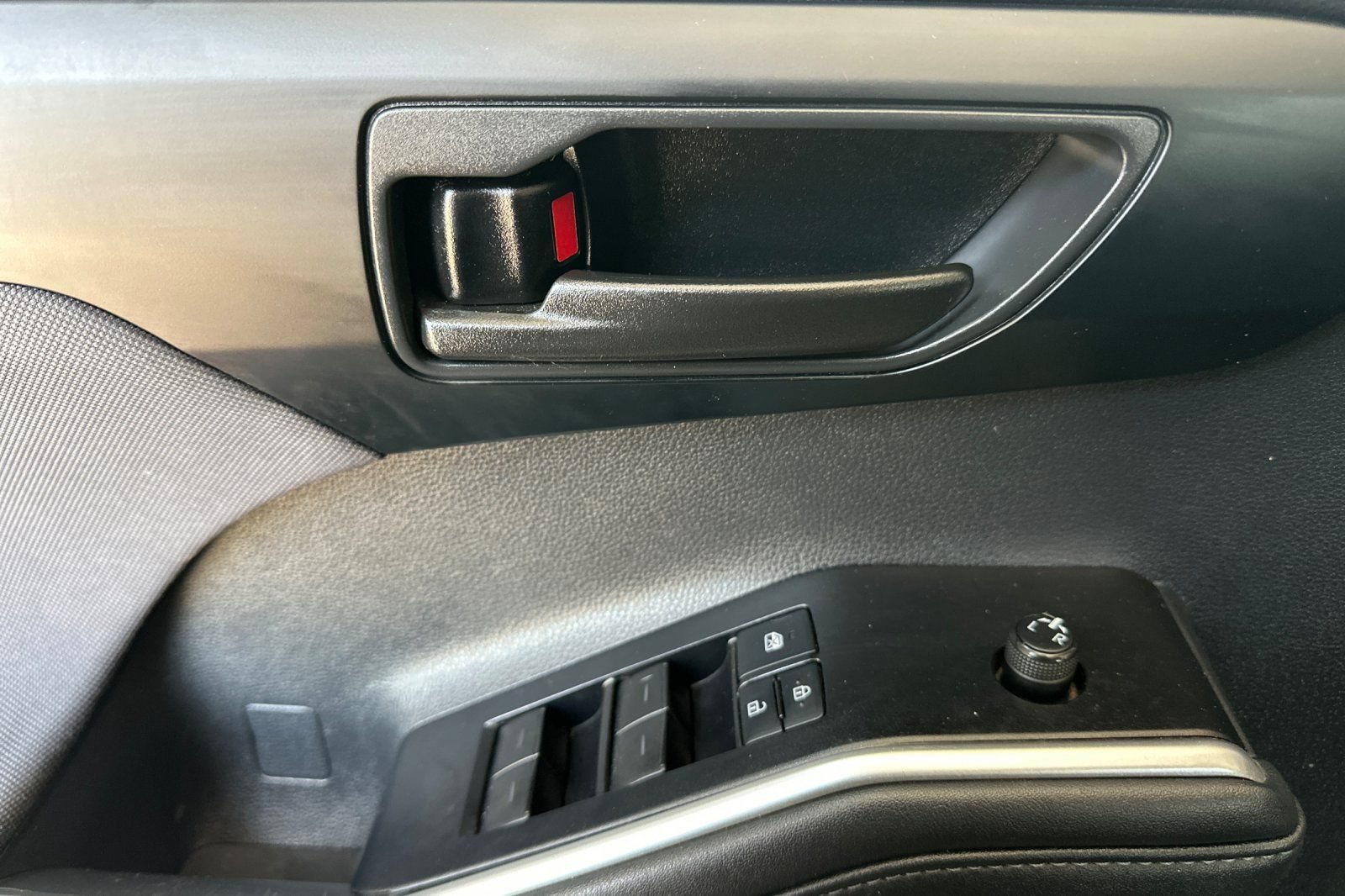 Used 2021 Toyota Highlander L FWD image 11