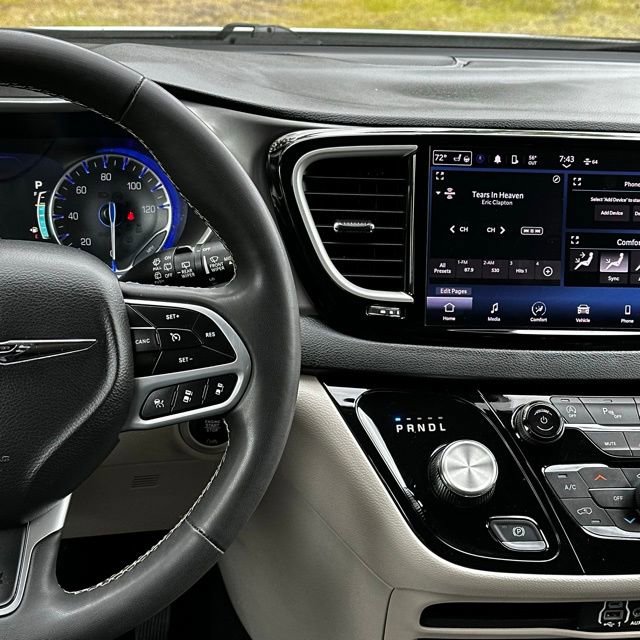 Used 2023 Chrysler Pacifica Touring-L FWD image 27