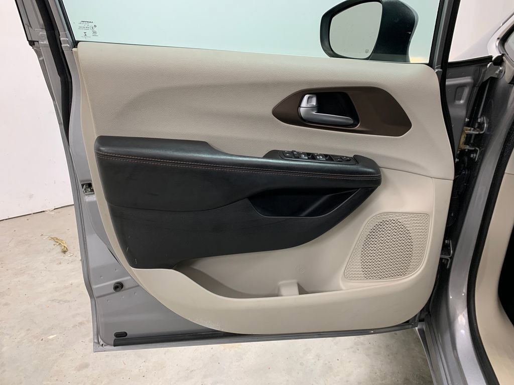 Used 2017 Chrysler Pacifica LX image 16