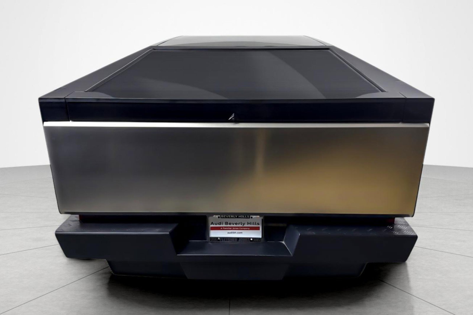 Used 2025 Tesla Cybertruck AWD Crew Cab image 4