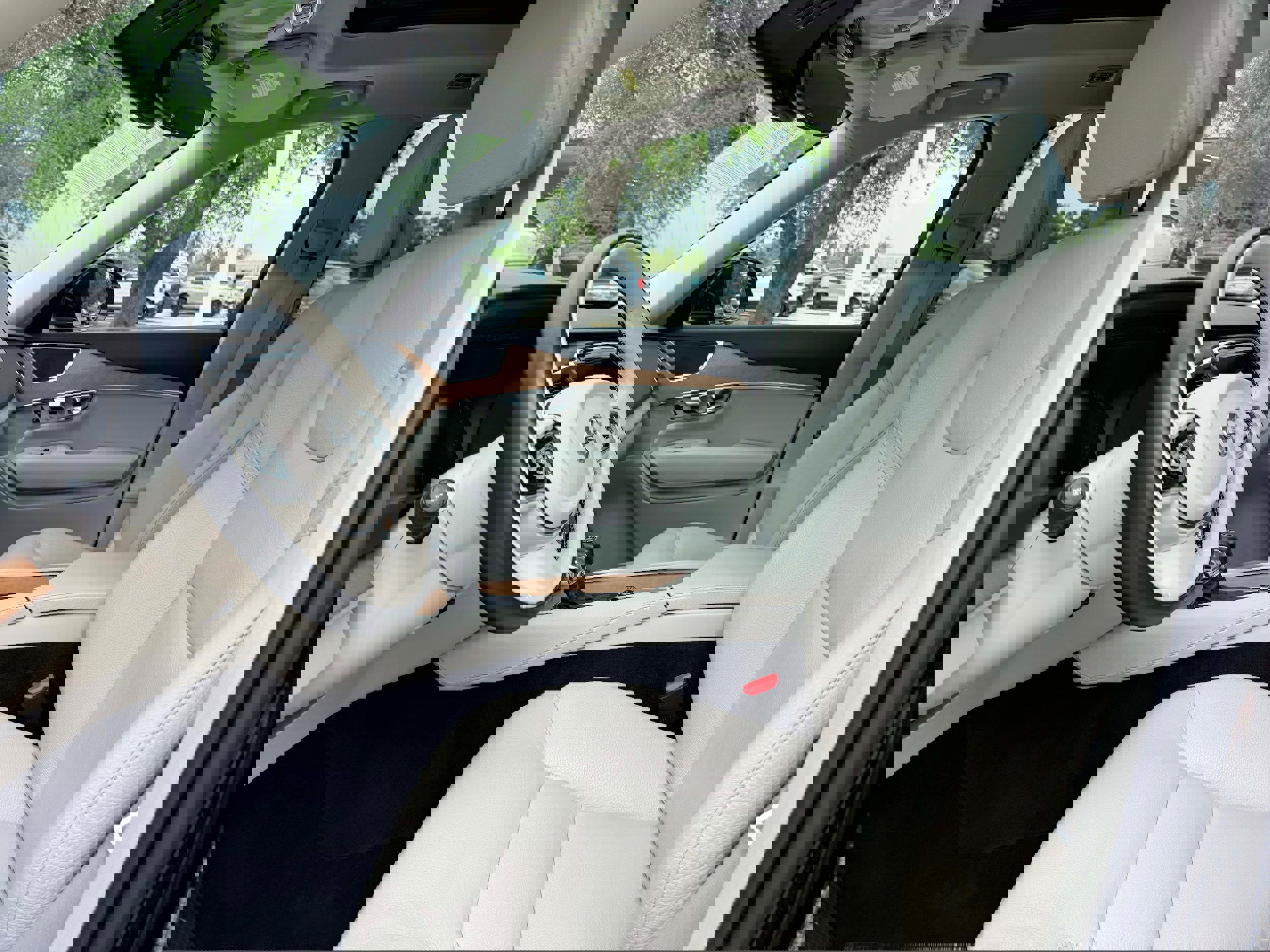 Certified 2022 Volvo XC90 T6 Momentum image 12