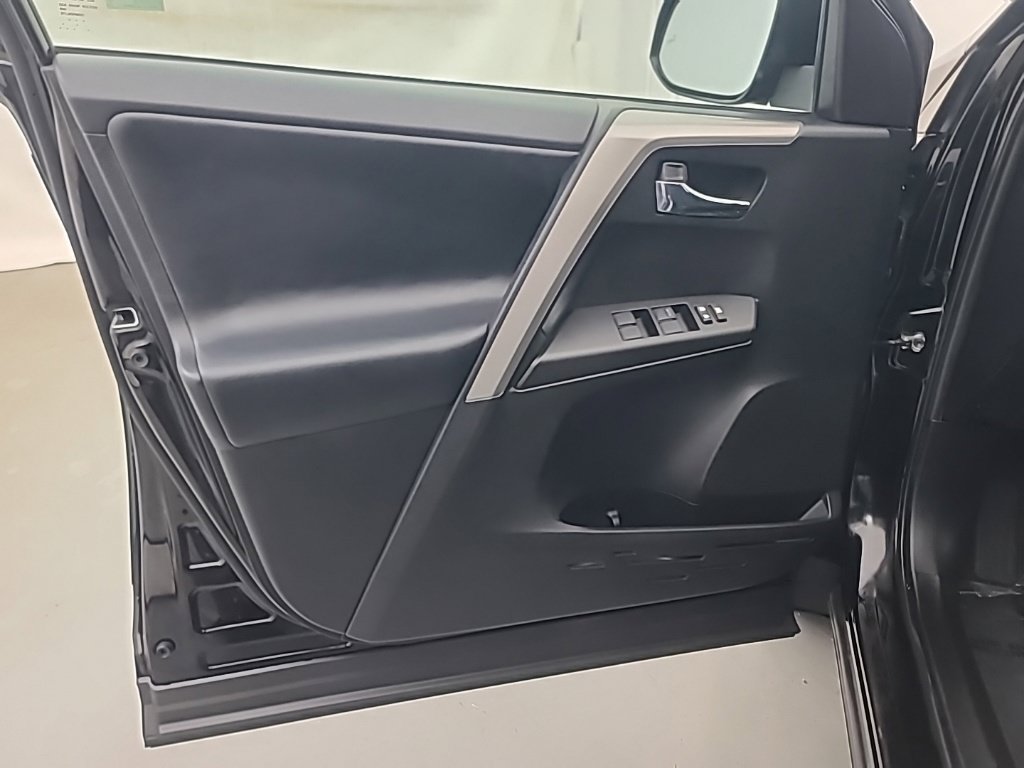 Used 2018 Toyota RAV4 XLE AWD/4WD image 22