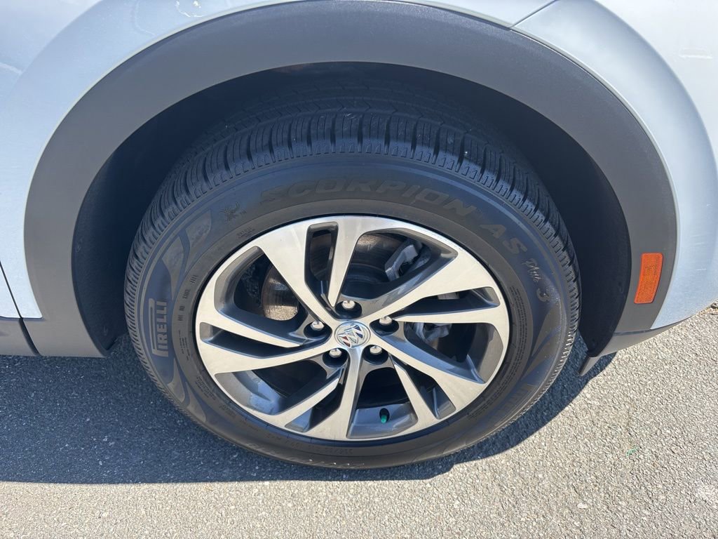 Used 2022 Buick Envision Essence w/ Technology Package I AWD/4WD image 9